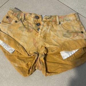 One teaspoon bandit shorts size 23 yellow with flowers